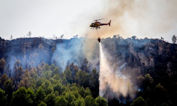 Mais de 175 mil pessoas deixam suas casas após incêndios históricos na Espanha e França