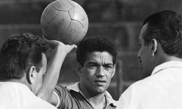 Jornal dos EUA faz obituário ‘atrasado’ e homenageia Garrincha