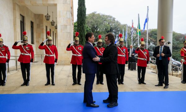 Tarcísio recebe Milei com tapete azul e concede maior honraria paulista