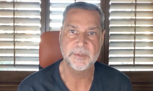 Pensador diz que IA, robótica e blockchain criarão ‘singularidade econômica’ até 2030