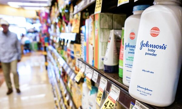 Talco causa câncer? Entenda o acordo bilionário da Johnson & Johnson