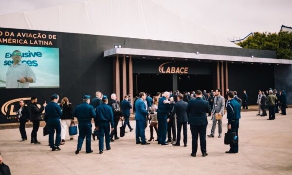 O novo ponto de encontro da aviação executiva fica dentro de um hangar