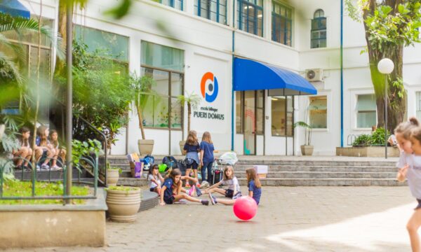 Projeto de alunos que ajudou a formar 260 adultos leva escola de SP a