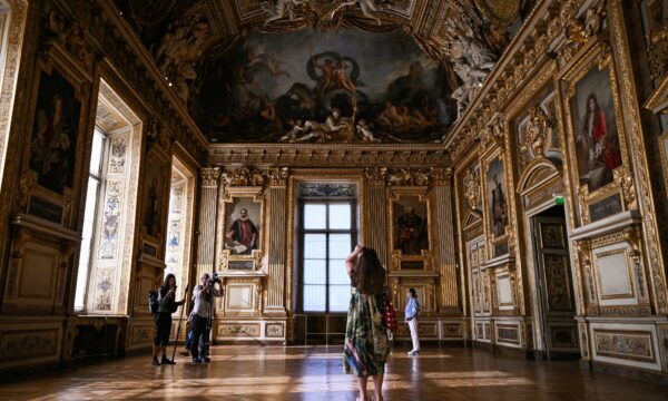 Louvre ‘esconde’ joias em reabertura de galeria após roubo milionário