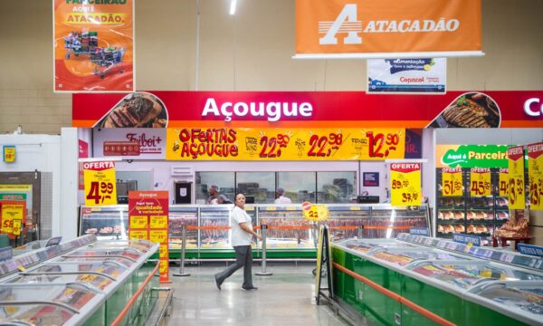 Atacadão lidera recomendações do ChatGPT sobre onde comprar itens da cesta básica