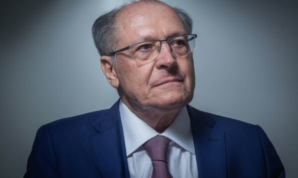 Alckmin diz que governo não vai retaliar os EUA por tarifaço: ‘Olho po