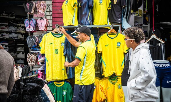 A Copa está acabando. Para onde vai todo o verde e amarelo da 25 de Ma