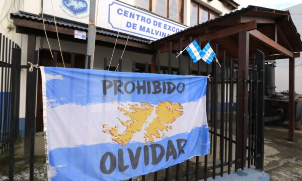 Reino Unido pressiona Fifa após faixa das Malvinas exibida por jogador