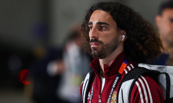 Cucurella cumpre promessa e faz tatuagem do técnico da Espanha após título da Copa