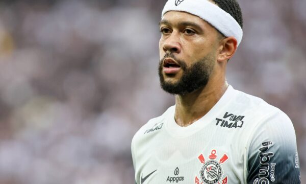 Memphis Depay renova com o Corinthians até 2028