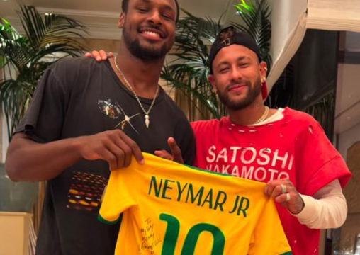 Neymar posta foto com camiseta de R$ 2,4 mil em referência ao criador