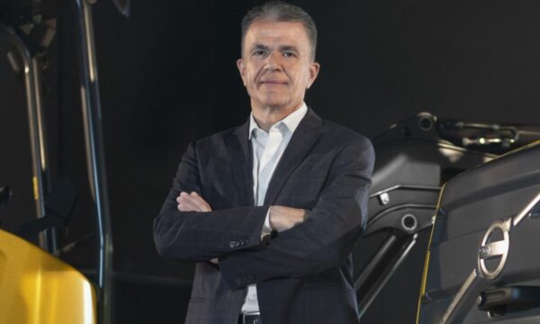 Volvo CE lança máquina elétrica de 23 toneladas e investe R$ 500 mi para reduzir uso de diesel