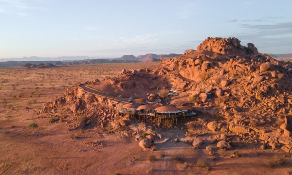 Os hotéis de luxo projetados para desaparecer no deserto