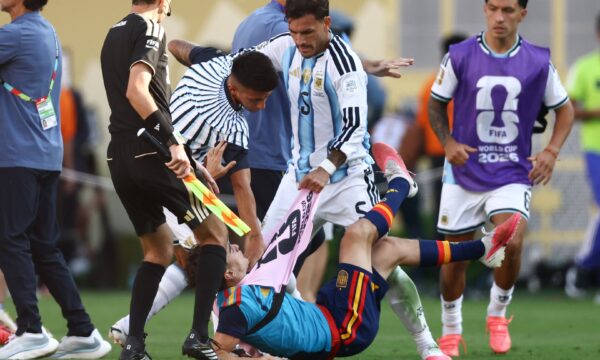 Fifa abre investigação sobre confusão entre jogadores de Argentina e E