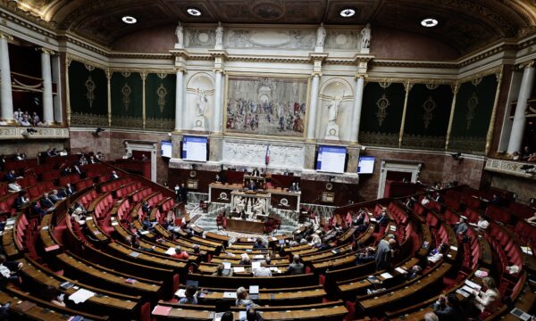 França aprova lei que legaliza a eutanásia sob condições específicas