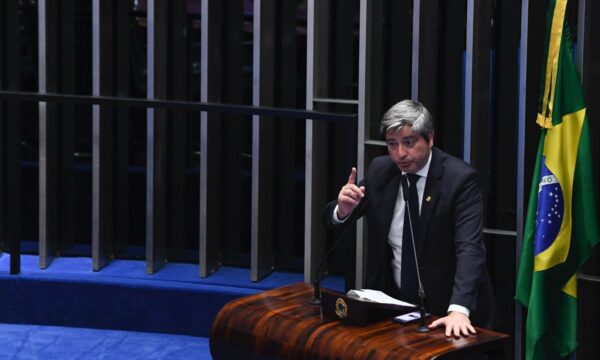 Flávio Bolsonaro define Carlos Portinho como candidato ao Senado pelo