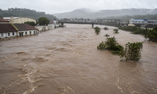 Chuvas no RS: Rio Taquari inunda e deixa estado em alerta