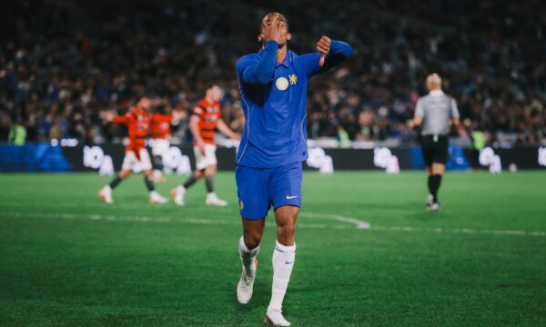 Fez falta na Seleção? João Pedro marca hat-trick em 9 minutos pelo Chelsea