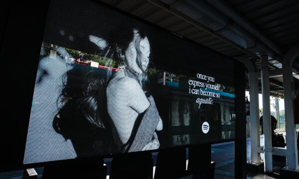 Spotify espalha letras de música inédita de Ariana Grande por São Paul