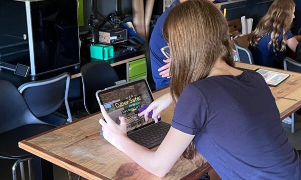 Aos 14 anos, jogando Minecraft, alunos dessa escola dominam a ferramen