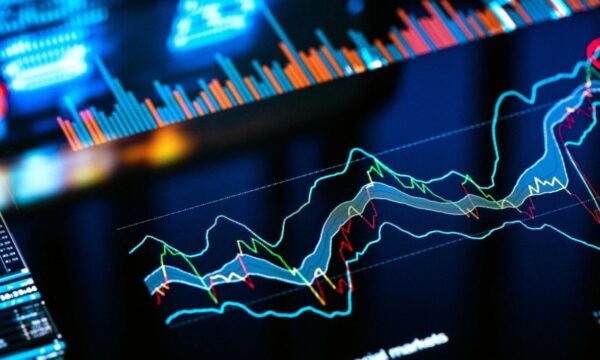 Ibovespa futuro recua aos 177 mil com nova tarifa dos EUA e à espera d