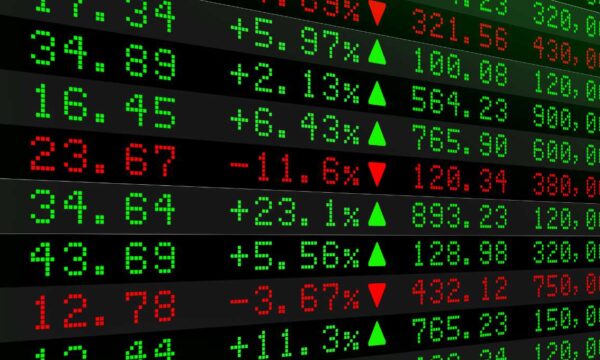 Ibovespa futuro sobe aos 178 mil pontos após dados de serviços; dólar