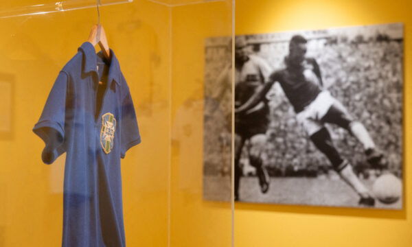 Camisa usada por Pelé na final da Copa do Mundo de 1958 é vendida por