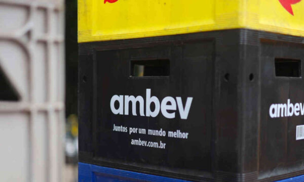 Ambev (ABEV3) deve lançar novo programa de recompra de ações, diz BTG