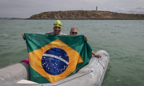 Ana Marcela Cunha bate recorde sul-americano na travessia do Canal da