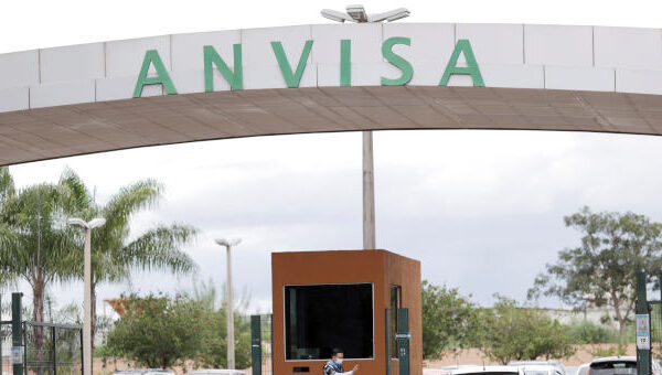 Anvisa suspende venda de lotes de famosa marca de água em lata por pre