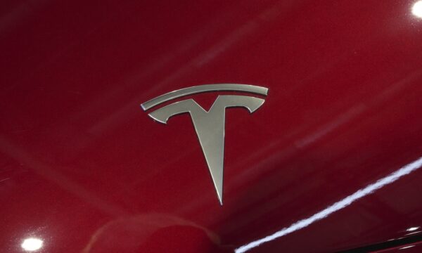 Com maiores despesas, lucro da Tesla recua 5% no 2º trimestre