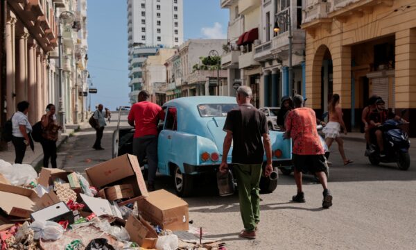 EUA enviam primeiro voo humanitário para Cuba em novo pacote de ajuda