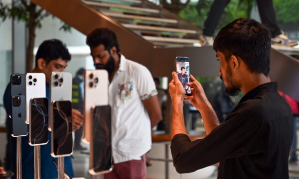 Mercado chinês de smartphones cai pelo 5º trimestre e testa nova corrida por IA