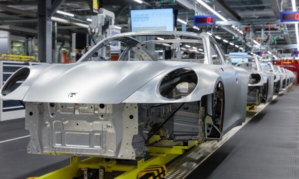 Porsche anuncia corte de 5 mil postos de trabalho