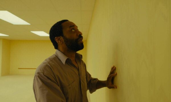 ‘Backrooms’ chega ao streaming; veja onde assistir ao fenômeno do terr