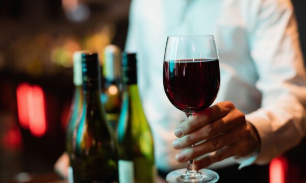 Vinhos importados mais baratos perdem espaço com inflação, enquanto rótulos premium avançam