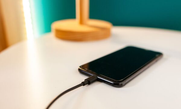 Saúde da bateria do celular: quando trocar, quantos ciclos ela aguenta