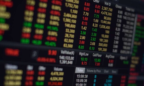 Bolsas da Europa fecham sem direção única de olho em tecnologia e guerra