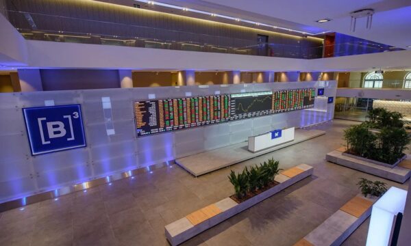Ibovespa sobe com inflação abaixo do esperado; dólar chega a R$ 5,12