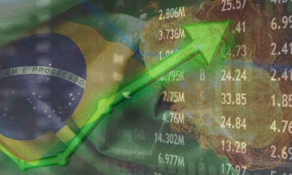 Ibovespa tem alta em sintonia com Wall Street em pregão mais curto; dólar avança