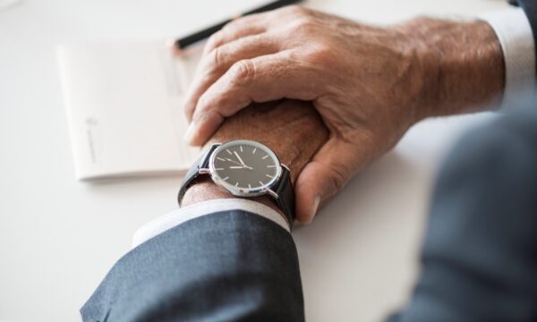 Justa causa por trabalhar 4 minutos a mais: quando fazer hora extra pode virar motivo de demissão?