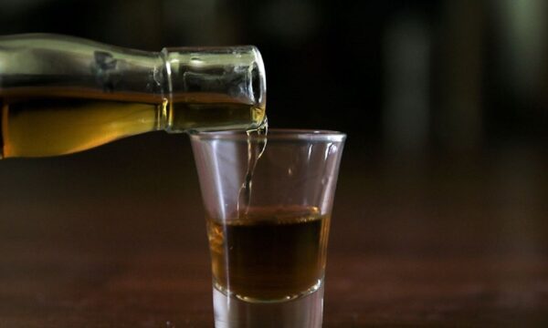 Cachaça bate recorde de produtores, mas produção despenca quase 16%