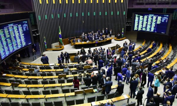 Câmara aprova projeto de lei que impede prescrição de pena para condenados foragidos