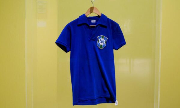 Pelé quebra seu próprio recorde em leilão milionário