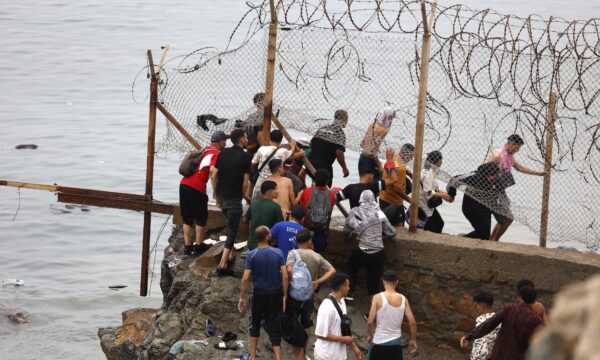 Crise em Ceuta: quase 40 mil migrantes marroquinos cruzam fronteira com a Espanha