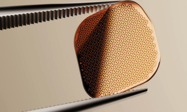 Este pequeno chip é implantado na retina — e pode ajudar pacientes a voltar a ler