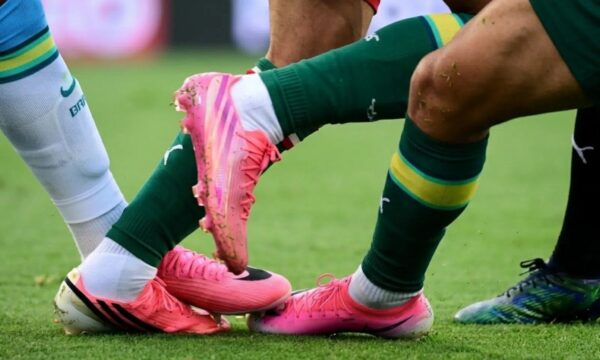 Adidas pede desculpa por ‘invasão’ de chuteiras rosas na Copa do Mundo