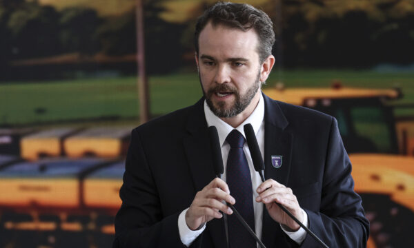 O que tem pressionado os juros no Brasil é a situação global, diz ministro da Fazenda