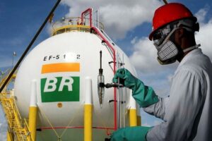 Petrobras (PETR4) tem espaço para reajustar combustíveis ou ampliar su