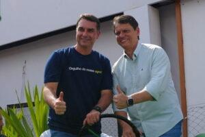Eleições 2026: Tarcísio diz que Flávio vai honrar o legado de Jair Bol